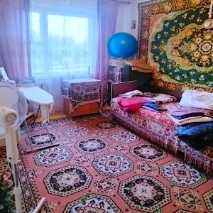 Віра запросила до себе у гості давню подругу Карину. Та погодилася приїхати і навіть деякий час пожити з Вірою. Дорослий син Віри – Олег одного разу сказав: – Карино, якщо хочете, можете прийти на мій концерт. Він був музикантом. – А давай! – раптом погодилася Карина, яка зовсім не любила класичну музику. А після концерту Карина заявила: – Хочу навчитися грати на піаніно. Олег сказав, що він із задоволенням її навчить. Спершу все було добре. А потім раптом обоє, і Олег, і Карина, стали тихими й мовчазними. Якось Віра повернулася додому рано. Вона відкрила двері в кімнату Олега й ахнула від побаченого