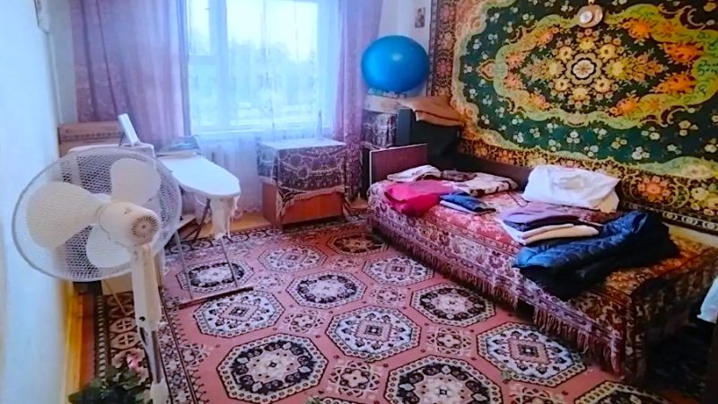 Віра запросила до себе у гості давню подругу Карину. Та погодилася приїхати і навіть деякий час пожити з Вірою. Дорослий син Віри – Олег одного разу сказав: – Карино, якщо хочете, можете прийти на мій концерт. Він був музикантом. – А давай! – раптом погодилася Карина, яка зовсім не любила класичну музику. А після концерту Карина заявила: – Хочу навчитися грати на піаніно. Олег сказав, що він із задоволенням її навчить. Спершу все було добре. А потім раптом обоє, і Олег, і Карина, стали тихими й мовчазними. Якось Віра повернулася додому рано. Вона відкрила двері в кімнату Олега й ахнула від побаченого