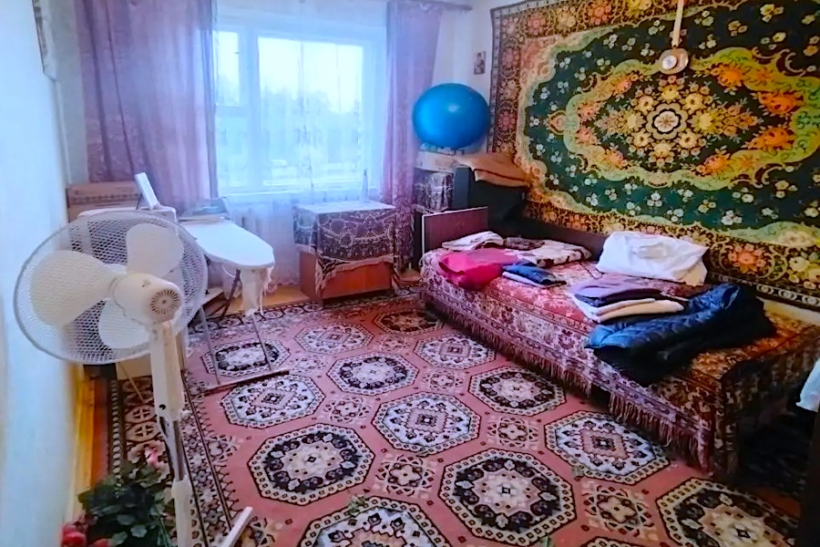 Віра запросила до себе у гості давню подругу Карину. Та погодилася приїхати і навіть деякий час пожити з Вірою. Дорослий син Віри – Олег одного разу сказав: – Карино, якщо хочете, можете прийти на мій концерт. Він був музикантом. – А давай! – раптом погодилася Карина, яка зовсім не любила класичну музику. А після концерту Карина заявила: – Хочу навчитися грати на піаніно. Олег сказав, що він із задоволенням її навчить. Спершу все було добре. А потім раптом обоє, і Олег, і Карина, стали тихими й мовчазними. Якось Віра повернулася додому рано. Вона відкрила двері в кімнату Олега й ахнула від побаченого