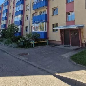 Степан лежав у лікарні два тижні. Він вже відчував себе бадьоро, і мріяв про швидку виписку. Залишалося день-два, як йому пообіцяли… Зараз же, чоловік все ще стояв у лікарні в черзі по обід, і весело розглядав інших пацієнтів. Раптом його обличчя змінилося! Одна жінка, яка повільно йшла коридором, здалася Степану дуже знайомою… Настільки знайомою, що в нього аж серце защемило від неприємних спогадів. Йому дуже захотілося, щоб він помилився, але… Так, то була вона! Степан застиг від побаченого