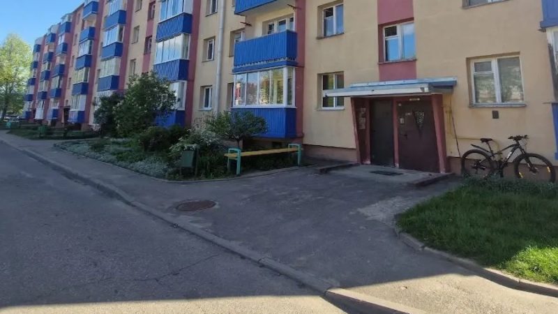 Степан лежав у лікарні два тижні. Він вже відчував себе бадьоро, і мріяв про швидку виписку. Залишалося день-два, як йому пообіцяли… Зараз же, чоловік все ще стояв у лікарні в черзі по обід, і весело розглядав інших пацієнтів. Раптом його обличчя змінилося! Одна жінка, яка повільно йшла коридором, здалася Степану дуже знайомою… Настільки знайомою, що в нього аж серце защемило від неприємних спогадів. Йому дуже захотілося, щоб він помилився, але… Так, то була вона! Степан застиг від побаченого