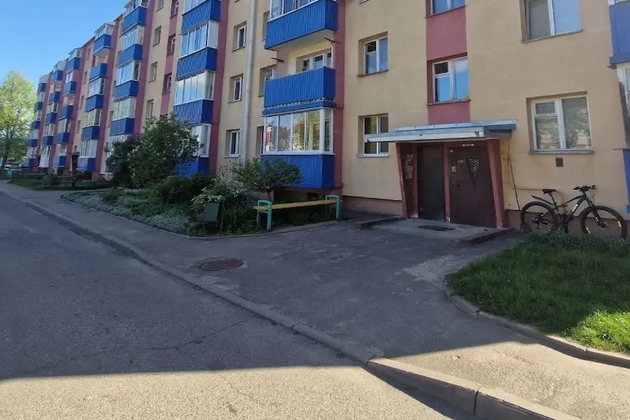 Степан лежав у лікарні два тижні. Він вже відчував себе бадьоро, і мріяв про швидку виписку. Залишалося день-два, як йому пообіцяли… Зараз же, чоловік все ще стояв у лікарні в черзі по обід, і весело розглядав інших пацієнтів. Раптом його обличчя змінилося! Одна жінка, яка повільно йшла коридором, здалася Степану дуже знайомою… Настільки знайомою, що в нього аж серце защемило від неприємних спогадів. Йому дуже захотілося, щоб він помилився, але… Так, то була вона! Степан застиг від побаченого
